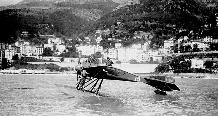 Maurice Prevost mit seiner Deperdussin